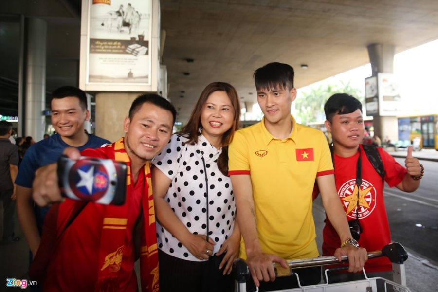 Fan nu hao hung don Cong Phuong tro ve cung tuyen Viet Nam hinh anh 7