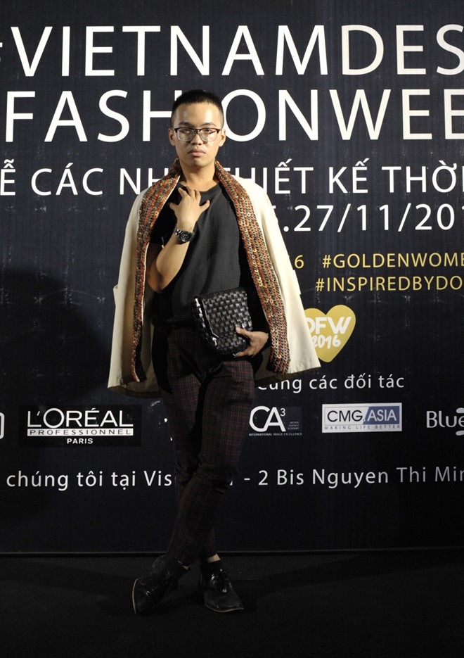 Gioi tre mac doc di quy tu trong dem dien thoi trang hinh anh 2