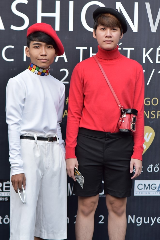 Gioi tre mac doc di quy tu trong dem dien thoi trang hinh anh 3
