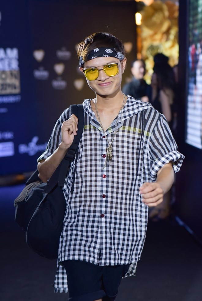 Gioi tre mac doc di quy tu trong dem dien thoi trang hinh anh 6