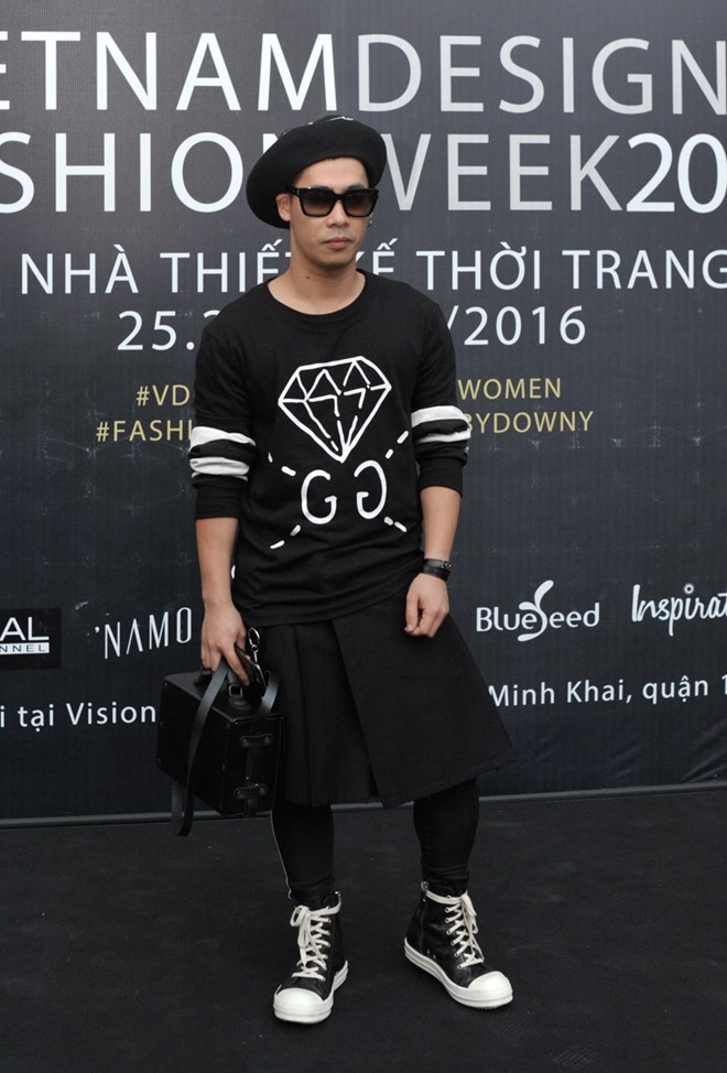 Gioi tre mac doc di quy tu trong dem dien thoi trang hinh anh 8
