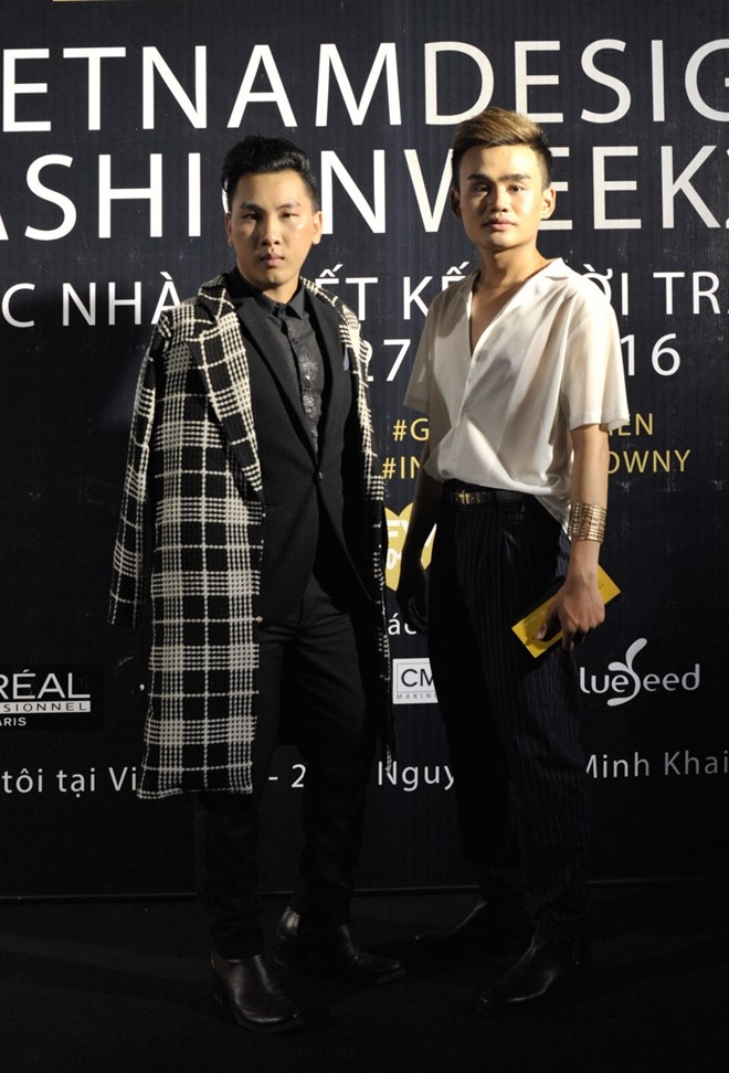 Gioi tre mac doc di quy tu trong dem dien thoi trang hinh anh 9