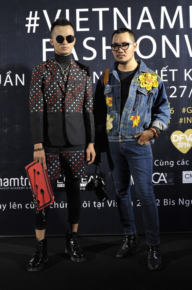 Gioi tre mac doc di quy tu trong dem dien thoi trang hinh anh 10
