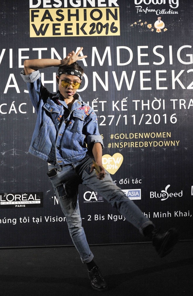 Gioi tre mac doc di quy tu trong dem dien thoi trang hinh anh 12