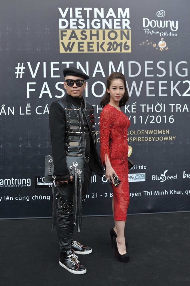 Gioi tre mac doc di quy tu trong dem dien thoi trang hinh anh 13
