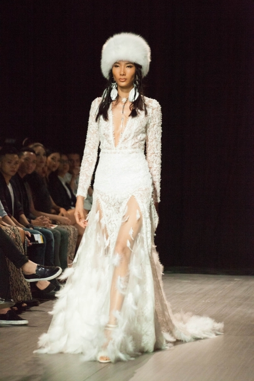 Hoàng Thùy làm cô dâu du mục trên sàn catwalk