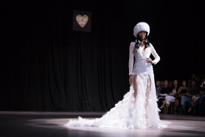 Hoàng Thùy làm cô dâu du mục trên sàn catwalk