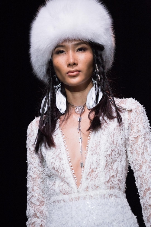 Hoàng Thùy làm cô dâu du mục trên sàn catwalk
