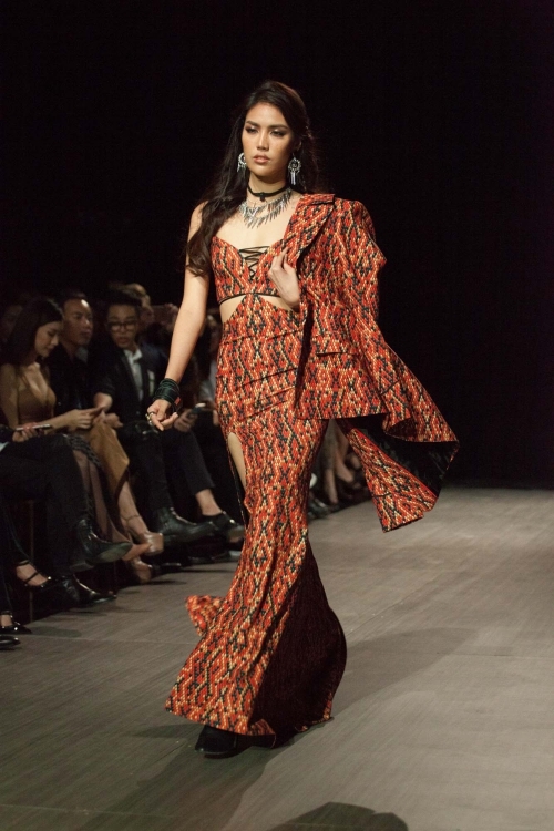 Hoàng Thùy làm cô dâu du mục trên sàn catwalk
