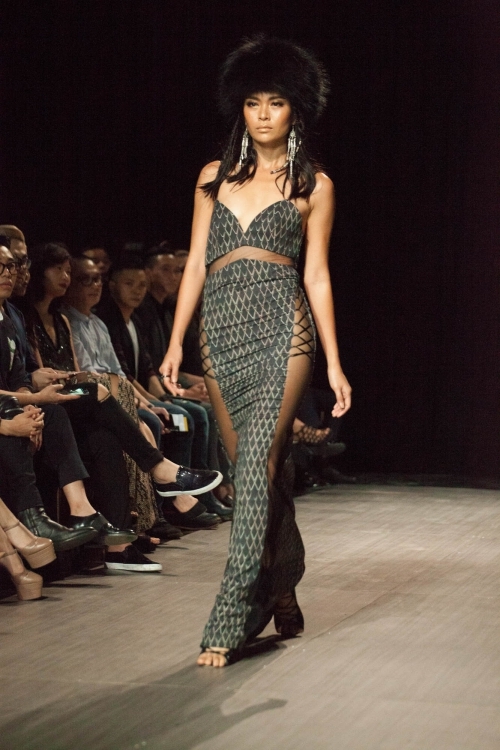 Hoàng Thùy làm cô dâu du mục trên sàn catwalk