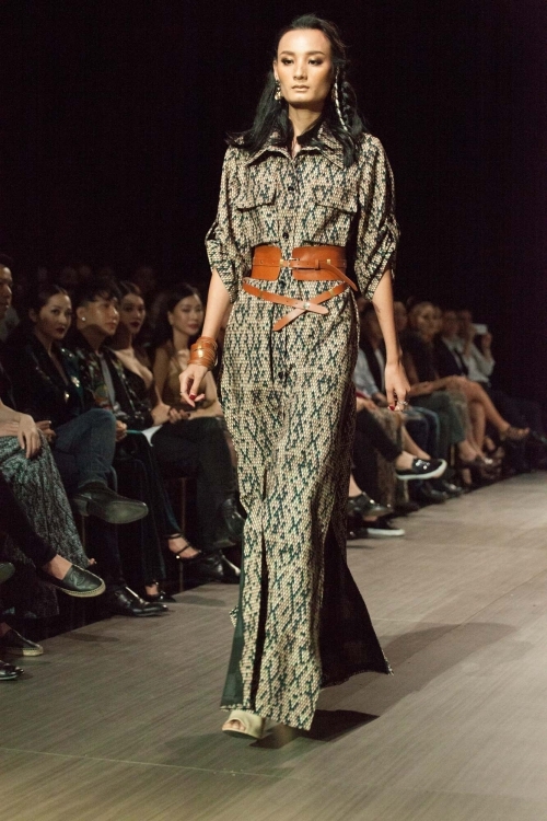 Hoàng Thùy làm cô dâu du mục trên sàn catwalk