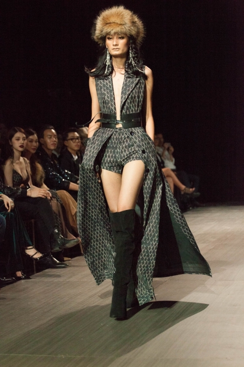 Hoàng Thùy làm cô dâu du mục trên sàn catwalk