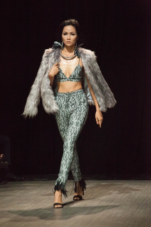 Hoàng Thùy làm cô dâu du mục trên sàn catwalk