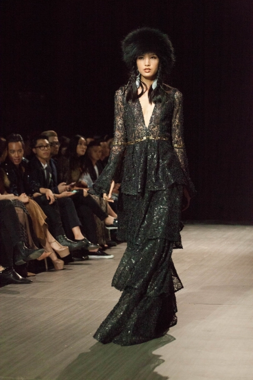 Hoàng Thùy làm cô dâu du mục trên sàn catwalk