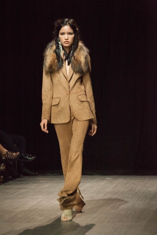 Hoàng Thùy làm cô dâu du mục trên sàn catwalk