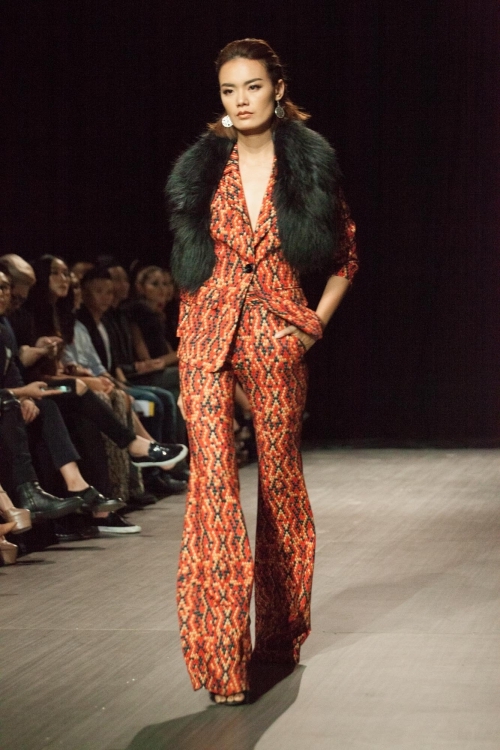 Hoàng Thùy làm cô dâu du mục trên sàn catwalk