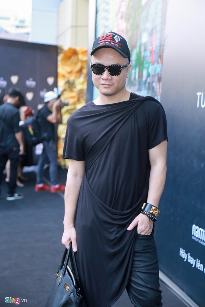 Kelbin Lei mac ao in chu dung tuc gay xon xao tham do hinh anh 8