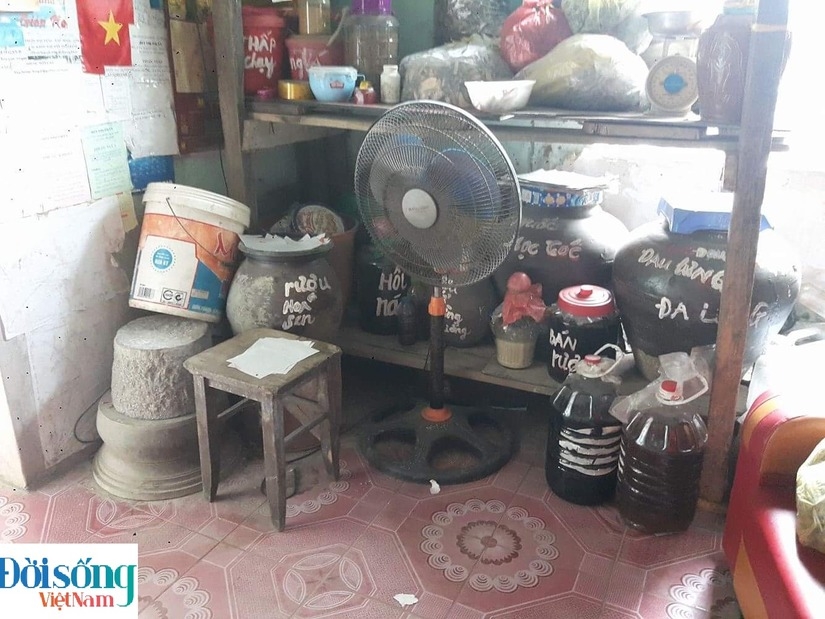 “Tủthuốc” củacơsởBùiThịPhấnđượcbàyngaytrongbuồng.