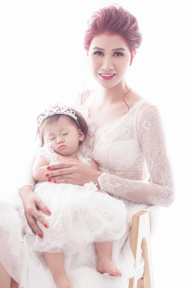 Trang Trần muốn ghi lại những khoảnh khắc đáng nhớ của con gái, từ những khi chơi đùa với mẹ hay những lúc ngủ quên trong vòng tay mẹ.