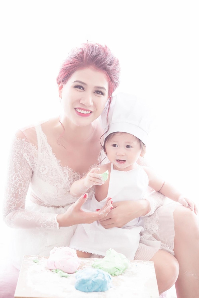 Chia sẻ về quãng thời gian làm mẹ trong suốt 1 năm qua, Trang Trần tâm sự: “1 năm qua đối với tôi là 1 năm đầy sóng gió. Nhưng từ khi bé Kiến Lửa ra đời thì tôi lại cảm thấy tràn ngập niềm hạnh phúc và cân bằng được mọi thứ. Cuộc sống hiện tại của tôi có mục đích hơn và tôi cũng đã trở thành bà mẹ có trách nghiệm. Tôi mong ước sẽ có sức khỏe tốt để có thể tiếp tục theo đuổi công việc kinh doanh và chăm sóc cho con được chu đáo nhất”.