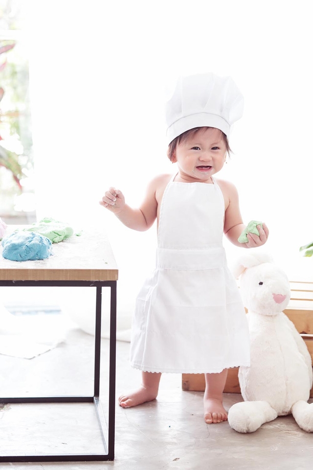 Cô bé tinh nghịch, không lúc nào chịu ngồi yên