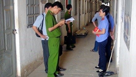 Cap doi tu vong trong phong ngay sau le an hoi hinh anh