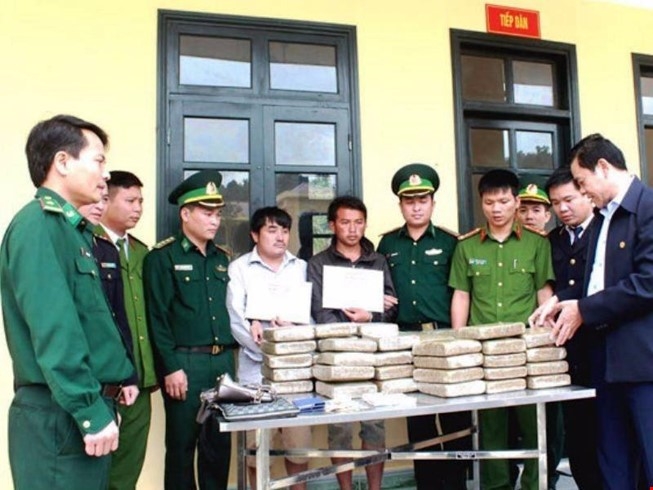 Hai thanh nien Lao vao Viet Nam cung 60 banh can sa hinh anh 1