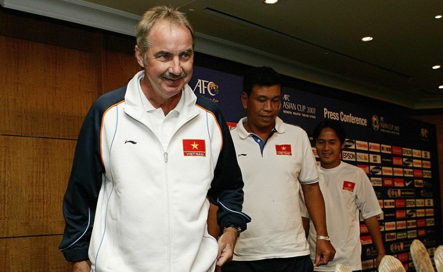 Ông Alfred Riedl ở thời điểm dẫn dắt tuyển Việt Nam tham dự Asian Cup 2007. Ảnh: Getty Images.