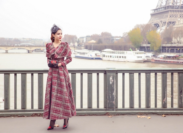 ngoc-duyen-mac-thanh-lich-dao-choi-o-paris-3