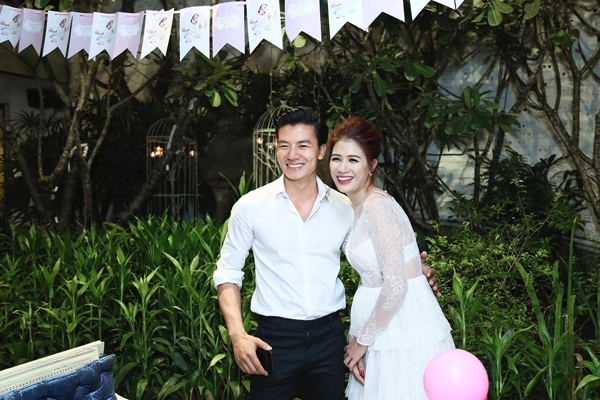 trang-tran-lam-tiec-sinh-nhat-1-tuoi-cho-con-gai-cung-4