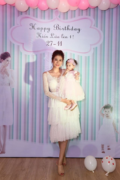 trang-tran-lam-tiec-sinh-nhat-1-tuoi-cho-con-gai-cung-5
