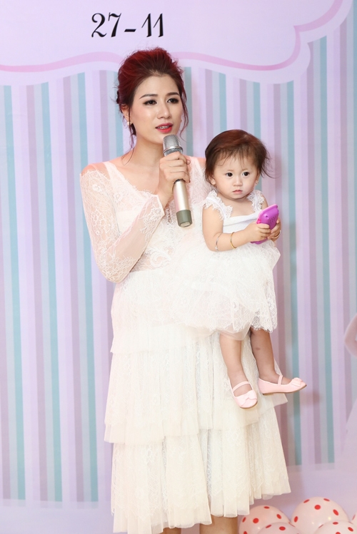 trang-tran-lam-tiec-sinh-nhat-1-tuoi-cho-con-gai-cung-6