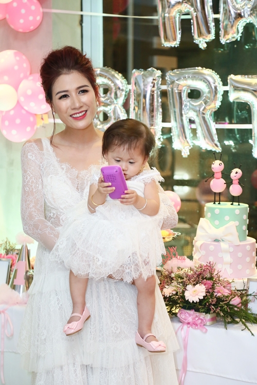 trang-tran-lam-tiec-sinh-nhat-1-tuoi-cho-con-gai-cung-7