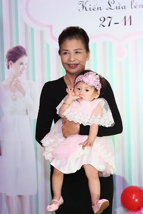 trang-tran-lam-tiec-sinh-nhat-1-tuoi-cho-con-gai-cung-8