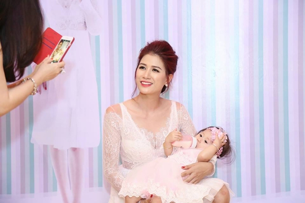 trang-tran-lam-tiec-sinh-nhat-1-tuoi-cho-con-gai-cung-9