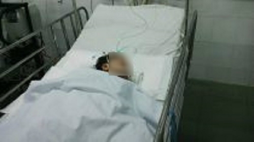 trẻ bị diẹn giạt phải tháo khóp tay, tủ vong vì cha mẹ lo dẽnh - 1