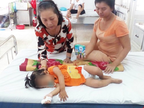 trẻ bị diẹn giạt phải tháo khóp tay, tủ vong vì cha mẹ lo dẽnh - 2