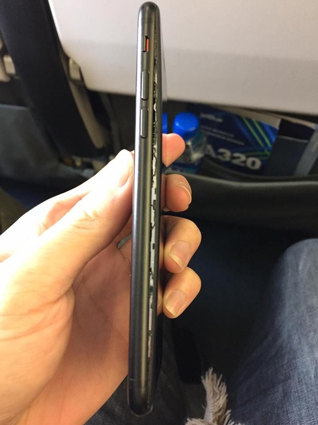 Việt Nam: Mới mua 1 tuần, iPhone 7 đã bị phù pin nhưng rất may là chưa phát nổ trên máy bay - Ảnh 1.