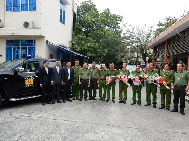 Công an TP Đà Nẵng tổ chức lễ bàn giao xe ô tô chuyên dùng cho công an các xã, phường ở Liên Chiểu