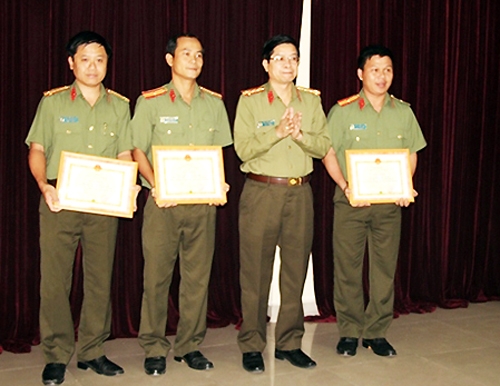 nhom-thay-giao-dai-hoc-an-ninh-cuu-3-hoc-sinh-duoi-nuoc-1