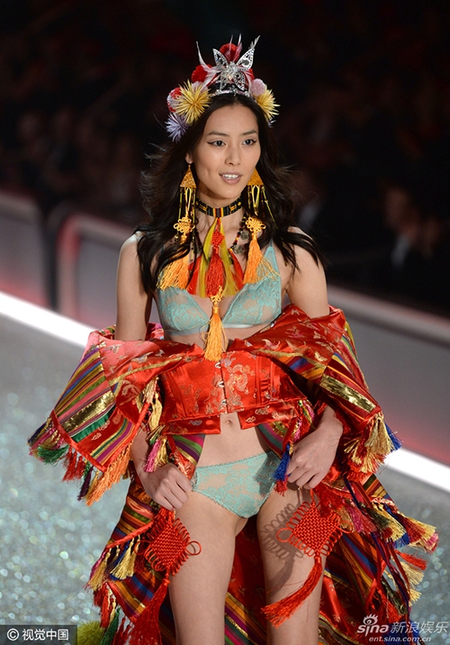 Bốn chân dài gốc Hoa tỏa sáng trên sàn diễn Victoria's Secret 2016