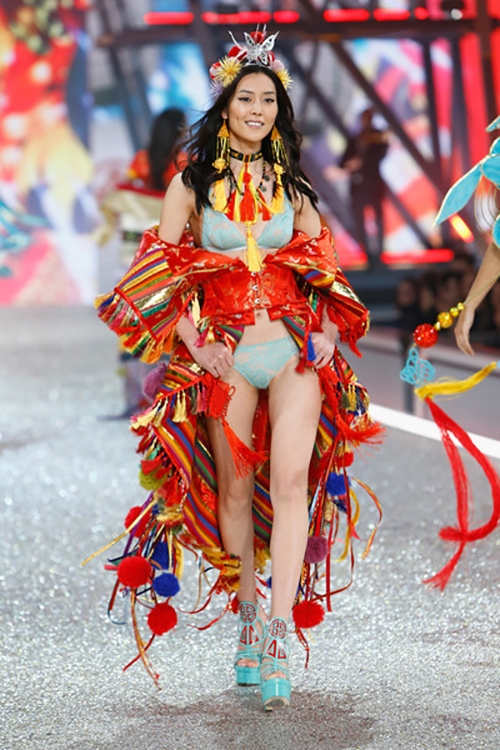 Bốn chân dài gốc Hoa tỏa sáng trên sàn diễn Victoria's Secret 2016