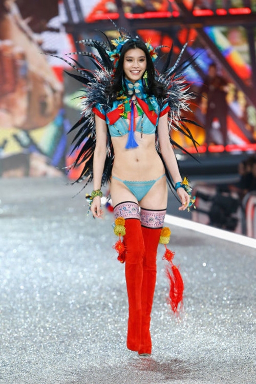 Bốn chân dài gốc Hoa tỏa sáng trên sàn diễn Victoria's Secret 2016