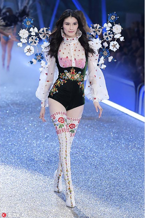 Bốn chân dài gốc Hoa tỏa sáng trên sàn diễn Victoria's Secret 2016