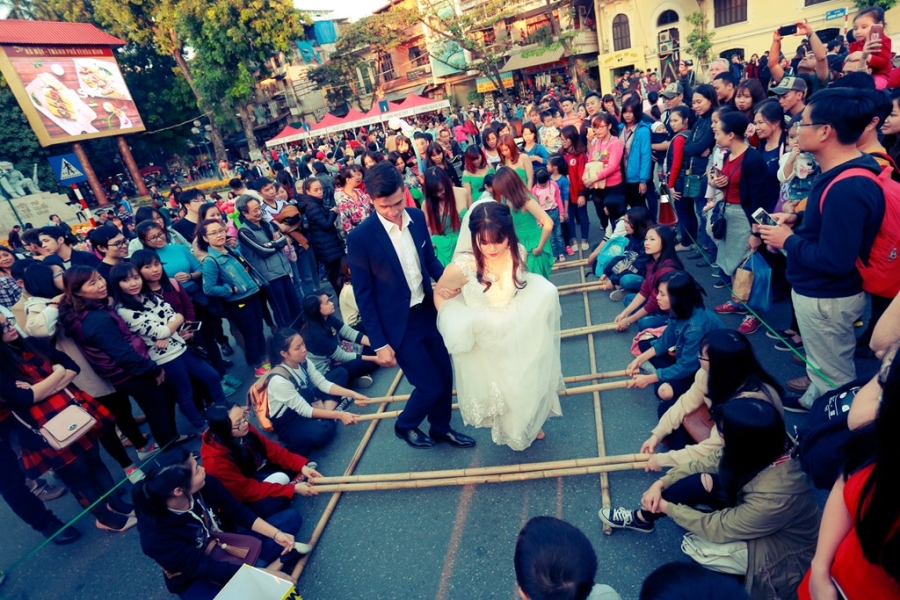 Co dau, chu re choi o an quan, nhay day tren pho di bo hinh anh 2
