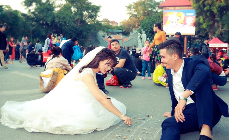 Co dau, chu re choi o an quan, nhay day tren pho di bo hinh anh 3