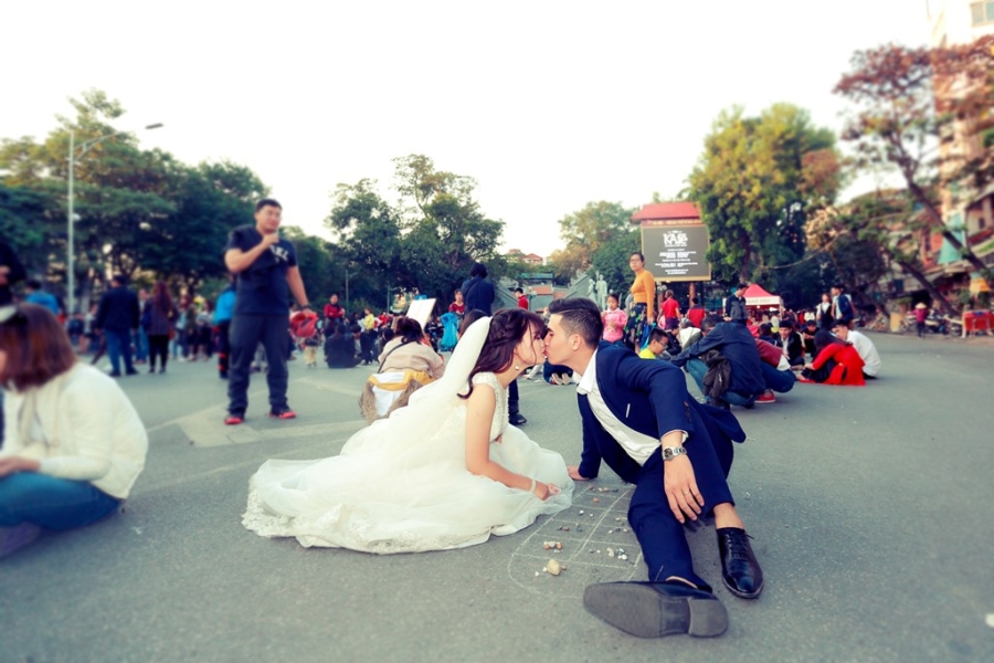 Co dau, chu re choi o an quan, nhay day tren pho di bo hinh anh 4