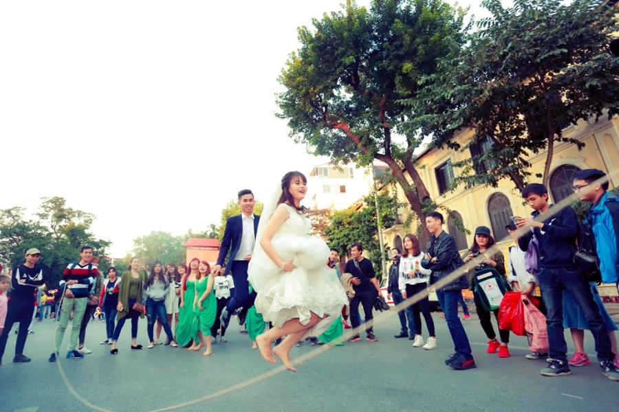 Co dau, chu re choi o an quan, nhay day tren pho di bo hinh anh 5
