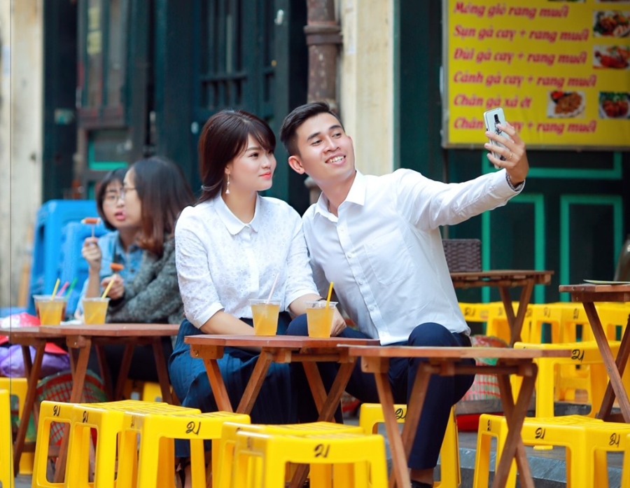 Co dau, chu re choi o an quan, nhay day tren pho di bo hinh anh 7