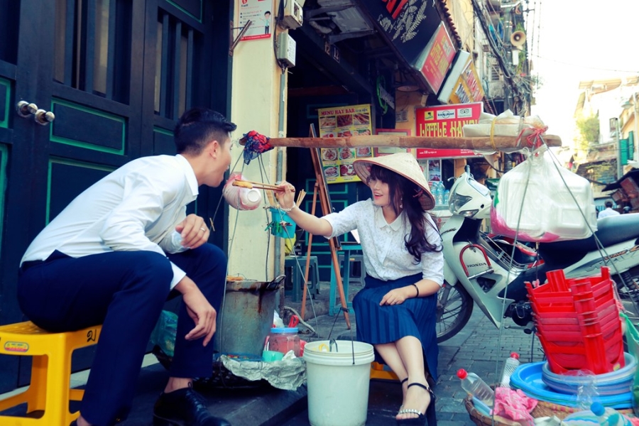 Co dau, chu re choi o an quan, nhay day tren pho di bo hinh anh 8